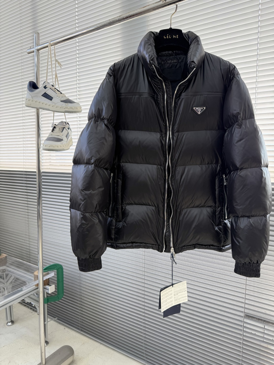 -PRAD 新款尼龙羽绒服金属小标羽绒服。采用re-nylon再生尼龙打造，现代设计风格,和廓形相得益彰