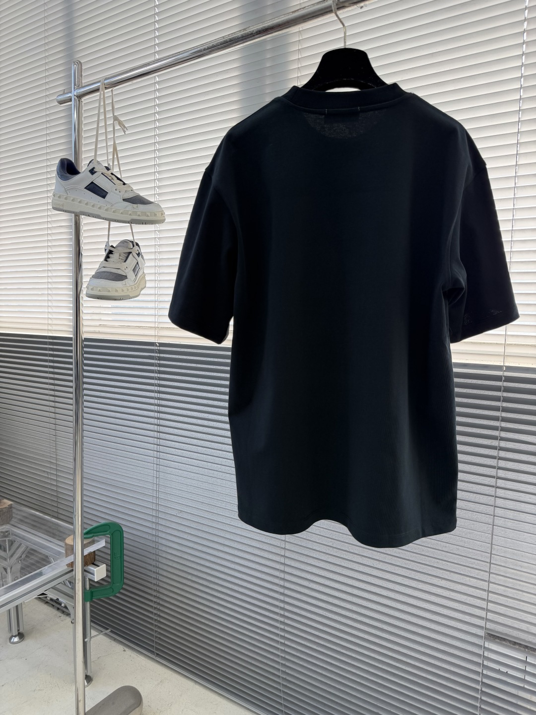 -GUCC 刺绣锁扣‼️短袖T恤GG这款饰刺绣针织棉T恤，采用380g高克重纯棉，柔软舒适，主调配红绿条