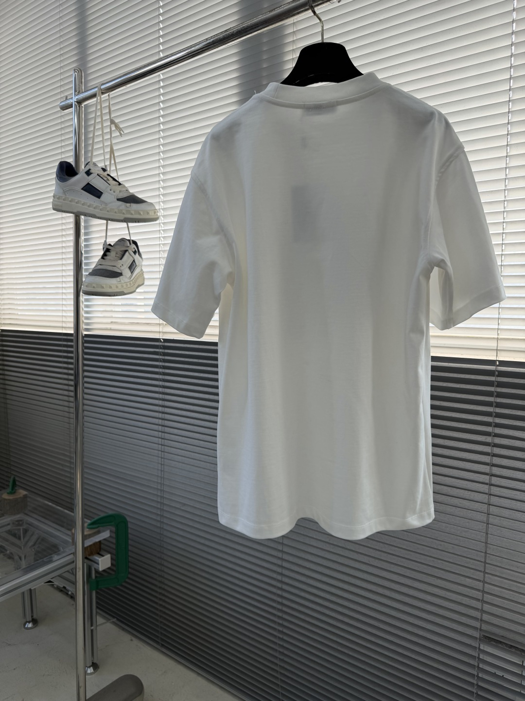 -GUCC 刺绣锁扣‼️短袖T恤GG这款饰刺绣针织棉T恤，采用380g高克重纯棉，柔软舒适，主调配红绿条