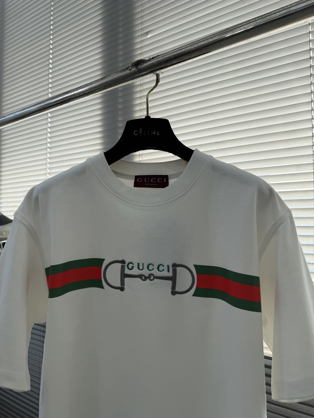 -GUCC 刺绣锁扣‼️短袖T恤GG这款饰刺绣针织棉T恤，采用380g高克重纯棉，柔软舒适，主调配红绿条