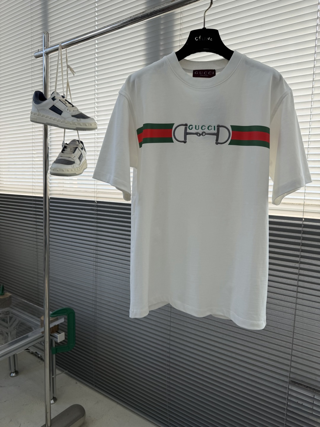 -GUCC 刺绣锁扣‼️短袖T恤GG这款饰刺绣针织棉T恤，采用380g高克重纯棉，柔软舒适，主调配红绿条