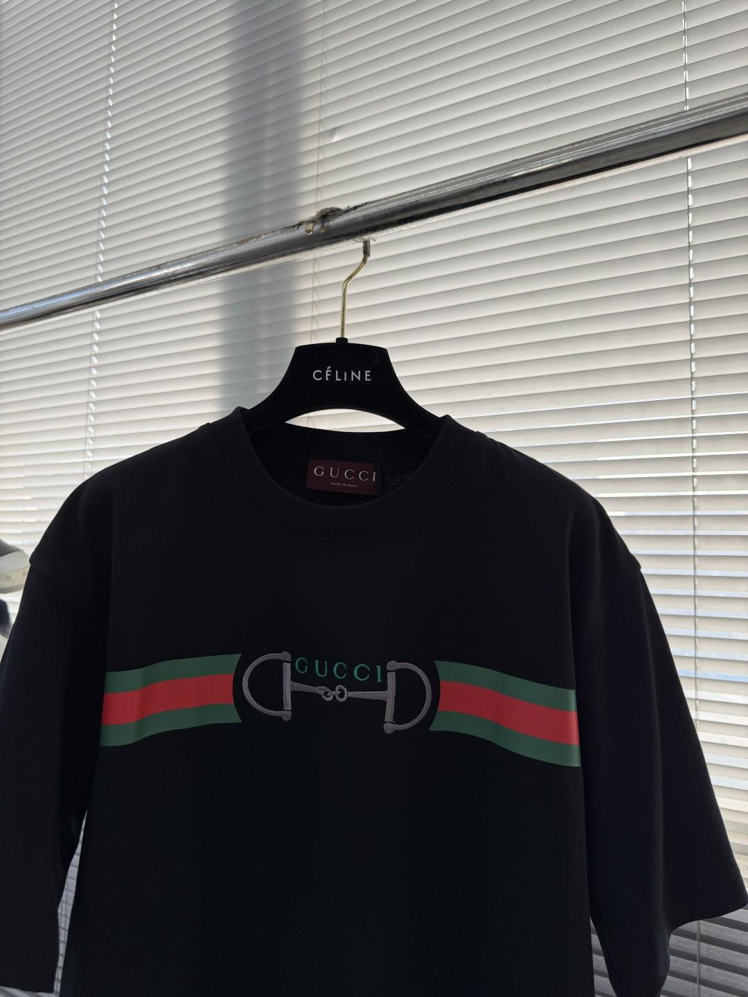 -GUCC 刺绣锁扣‼️短袖T恤GG这款饰刺绣针织棉T恤，采用380g高克重纯棉，柔软舒适，主调配红绿条