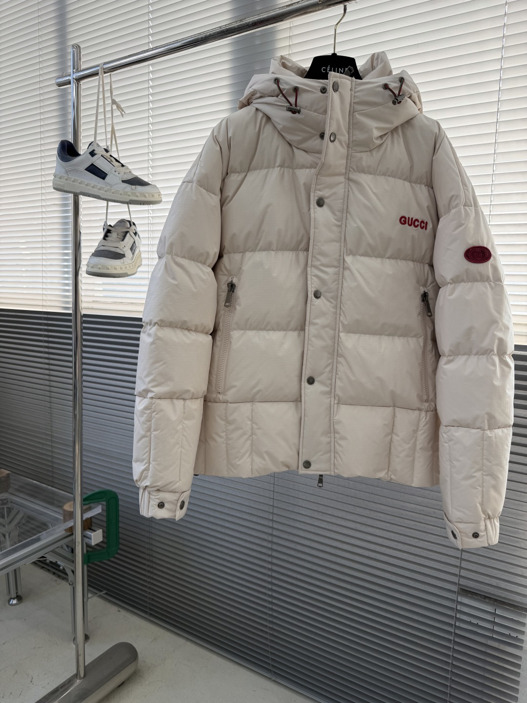 -GUCC 25年冬季新款羽绒服进口专业充绒设备精准分配克重，新国标90白鸭绒每格羽绒蓬松度均匀，为整体