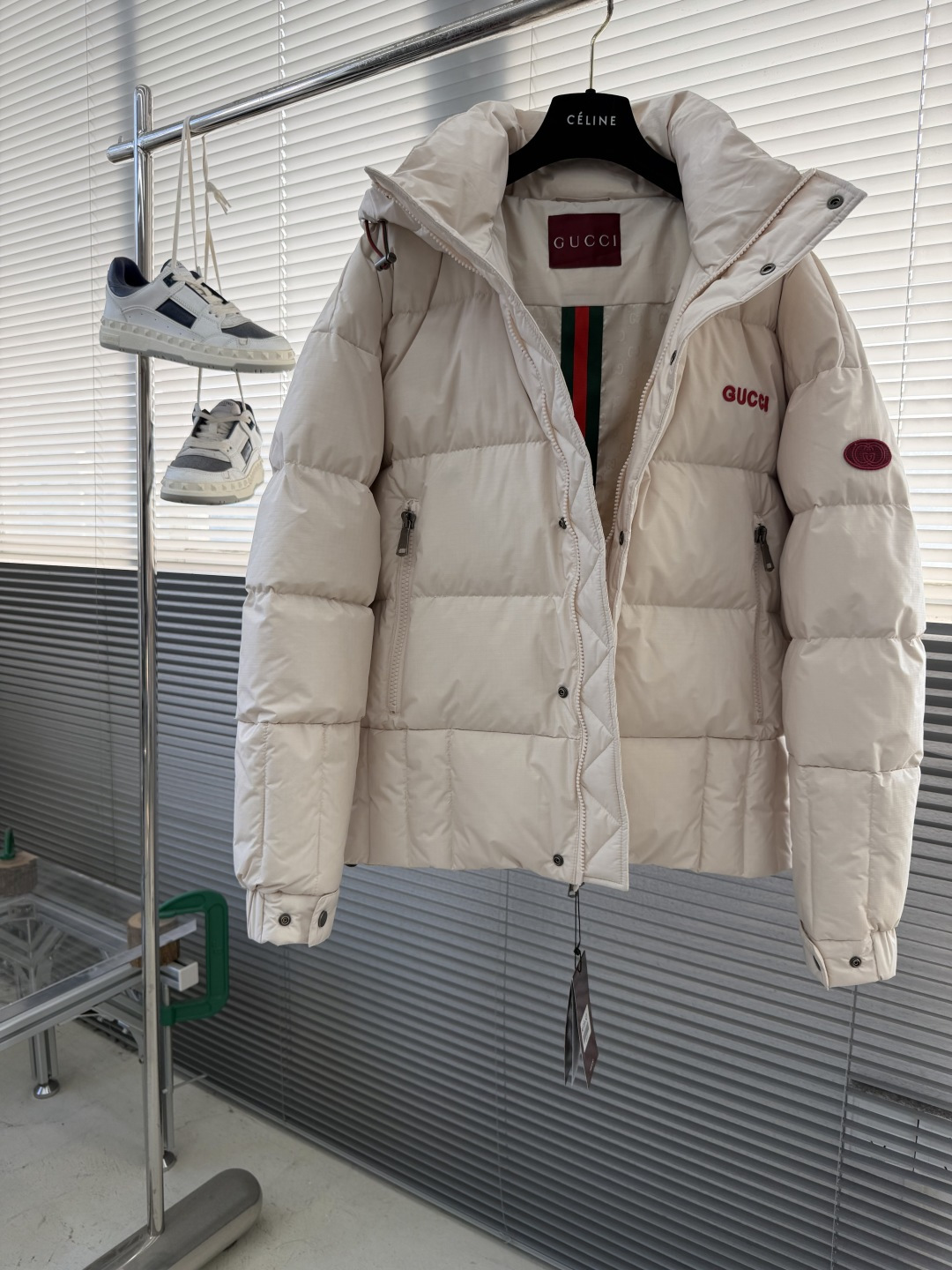 -GUCC 25年冬季新款羽绒服进口专业充绒设备精准分配克重，新国标90白鸭绒每格羽绒蓬松度均匀，为整体