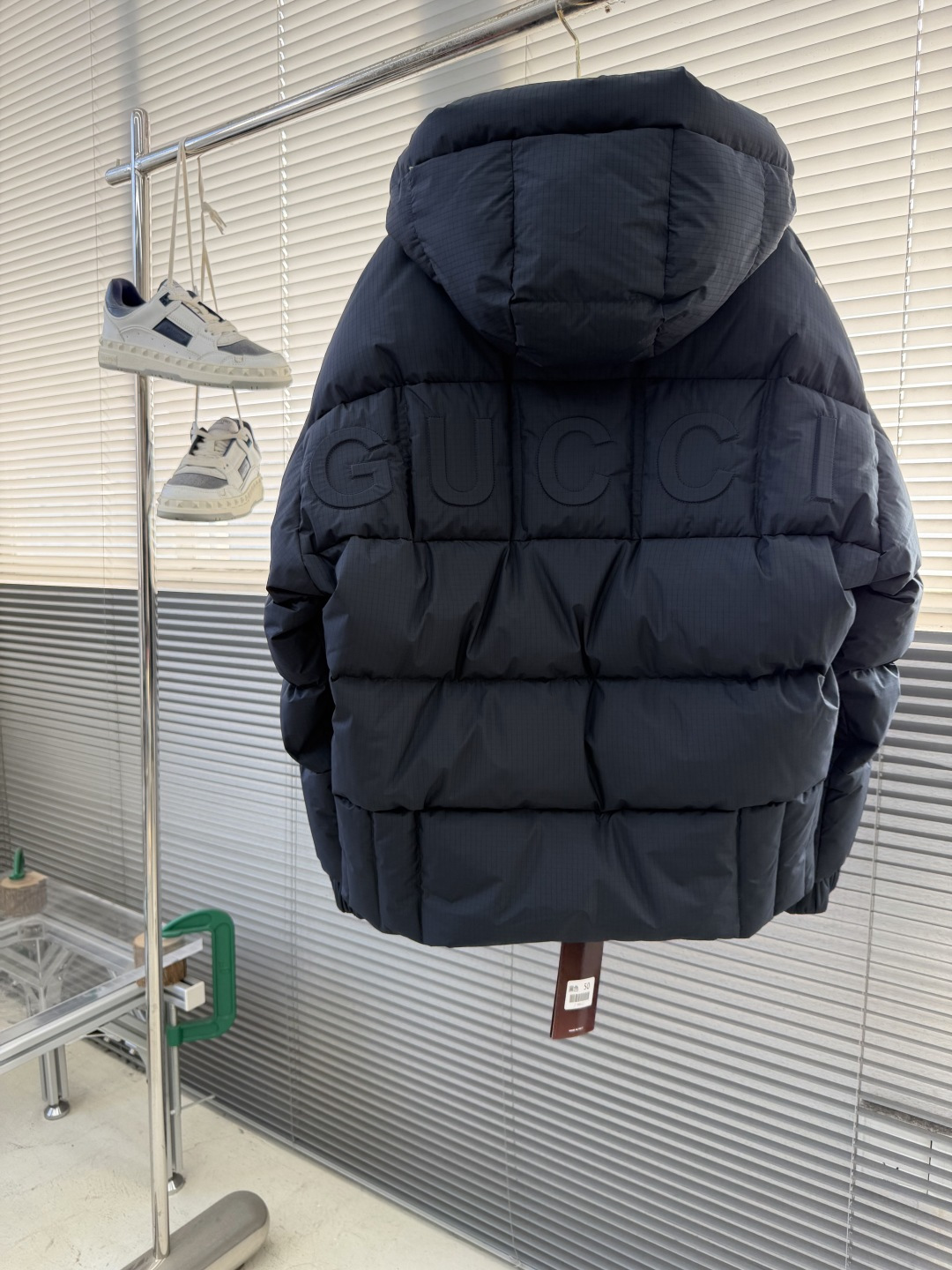 -GUCC 25年冬季新款羽绒服进口专业充绒设备精准分配克重，新国标90白鸭绒每格羽绒蓬松度均匀，为整体