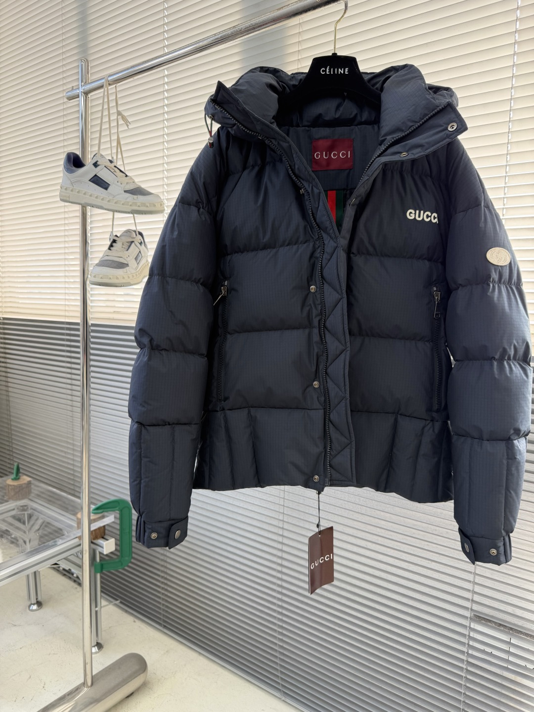 NO:677290,-GUCC25 new winter down jacket  Imported professional down-filling equipment accurately distributes the gram weight, and the new national standard 90 white duck down has uniform fluffiness in each grid, laying the foundation for the overall stiffness. In terms of decorative details, the metal zipper is processed by a GUCC custom zipper forming machine, and the zipper head is engraved with the brand logo. The hooded structure is shaped by steam shaping equipment at a high temperature of 120°C. The built-in elastic lining remains upright after 5,000 bending fatigue tests!  Size 48-56 (M-3XL), Gucci-clothing, gucci, gucci, down jacket, hats,19860909-GUCC25年冬季新款羽绒服 进口专业充绒设备精准分配克重,新国标90白鸭绒每格羽绒蓬松度均匀,为整体版型的挺括度奠定基础,细节装饰方面,金属拉链由GUCC定制拉链成型机加工,拉链头镌刻品牌标识,连帽结构经蒸汽定型设备在120℃高温下定型,内置弹力衬片,经弯折疲劳测试5000次后仍保持立挺形态！ 尺码48-56（M-3XL）,古驰-服装,gucci,gucci,down jacket,hats,,Women's clothing