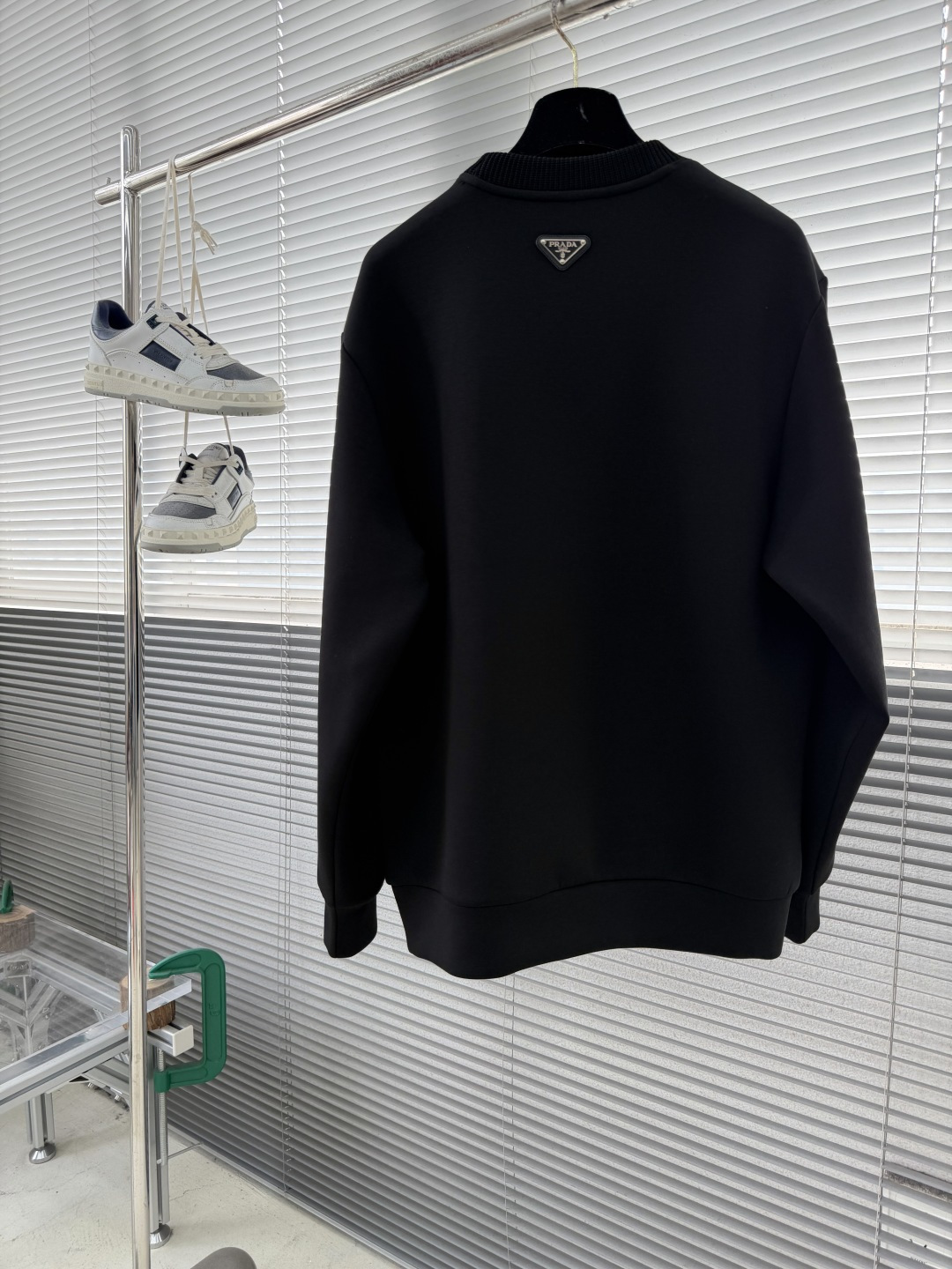 -PRAD 2025秋冬羊毛混纺套头针织卫衣 几何拼皮的口袋设计 很有亮点，标志字母纽扣 细节上凸显质感