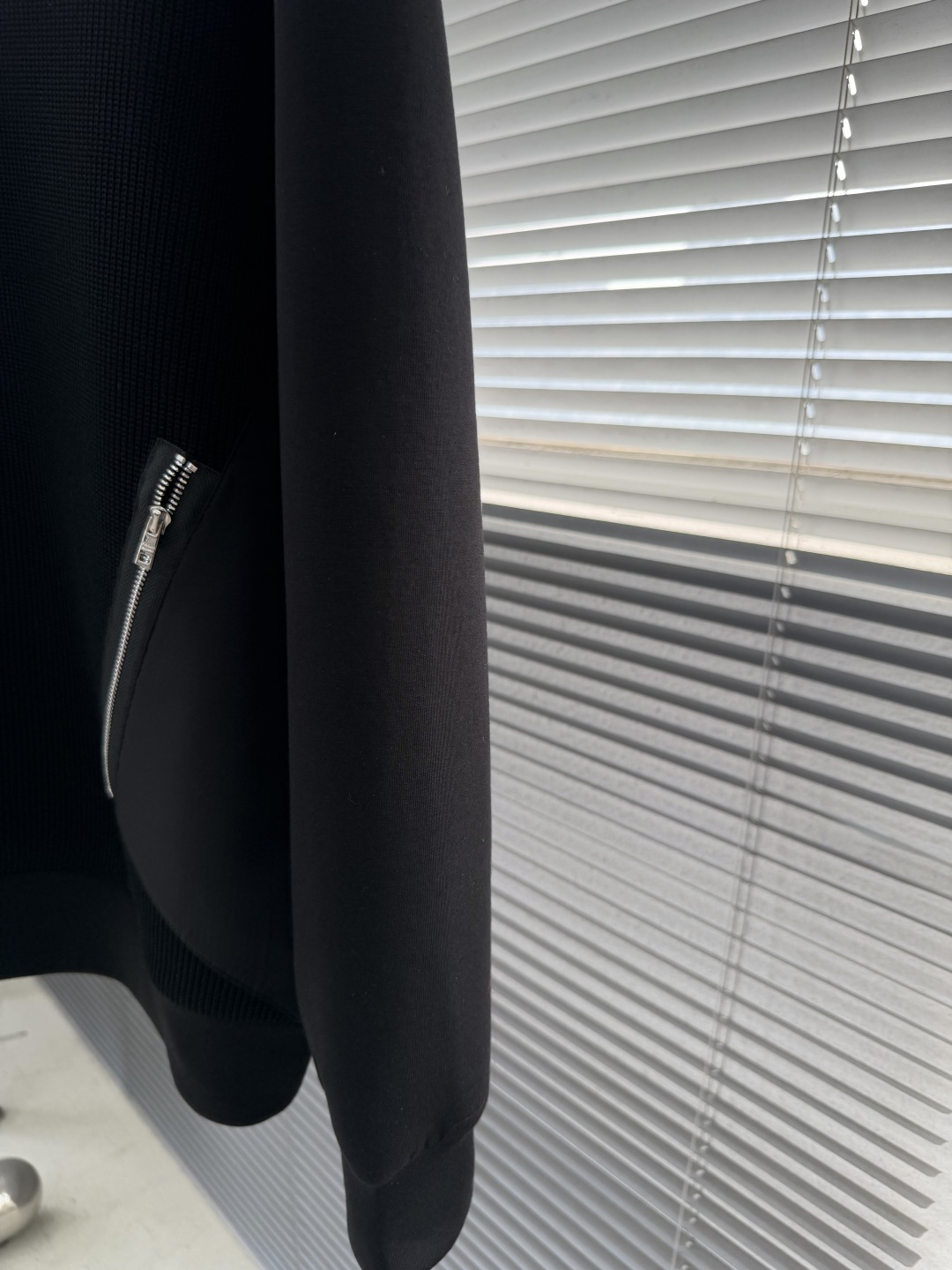 -PRAD 2025秋冬羊毛混纺套头针织卫衣 几何拼皮的口袋设计 很有亮点，标志字母纽扣 细节上凸显质感