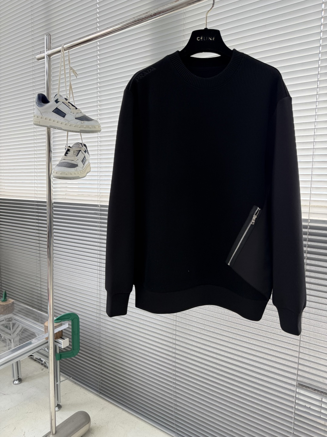 -PRAD 2025秋冬羊毛混纺套头针织卫衣 几何拼皮的口袋设计 很有亮点，标志字母纽扣 细节上凸显质感