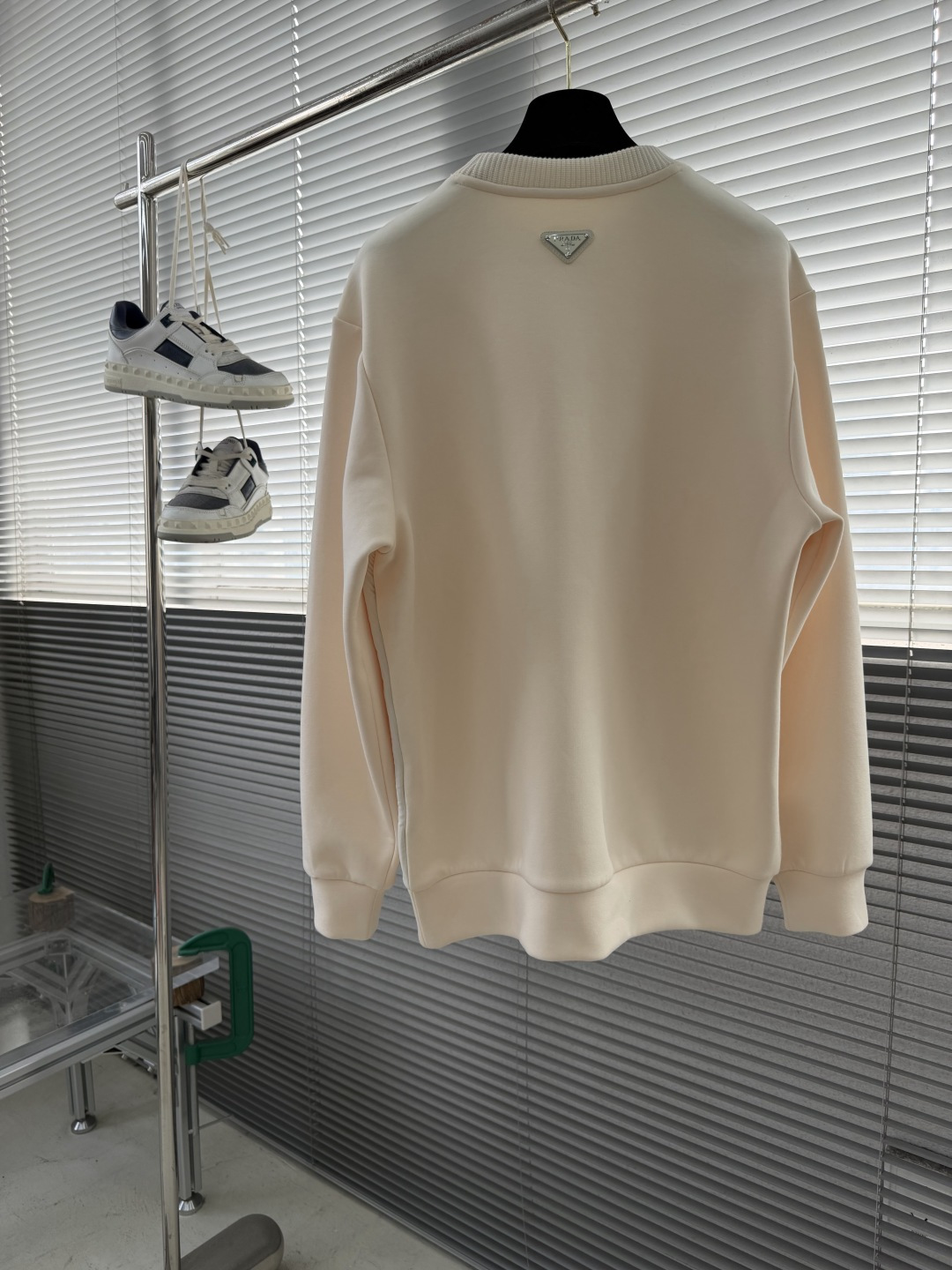 -PRAD 2025秋冬羊毛混纺套头针织卫衣 几何拼皮的口袋设计 很有亮点，标志字母纽扣 细节上凸显质感