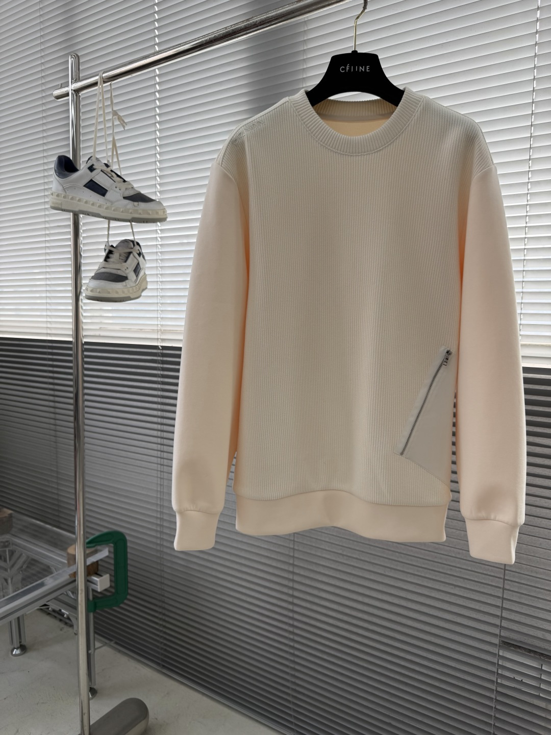 -PRAD 2025秋冬羊毛混纺套头针织卫衣 几何拼皮的口袋设计 很有亮点，标志字母纽扣 细节上凸显质感