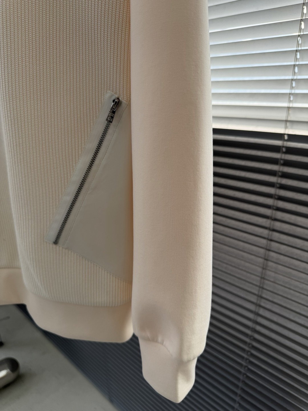 -PRAD 2025秋冬羊毛混纺套头针织卫衣 几何拼皮的口袋设计 很有亮点，标志字母纽扣 细节上凸显质感