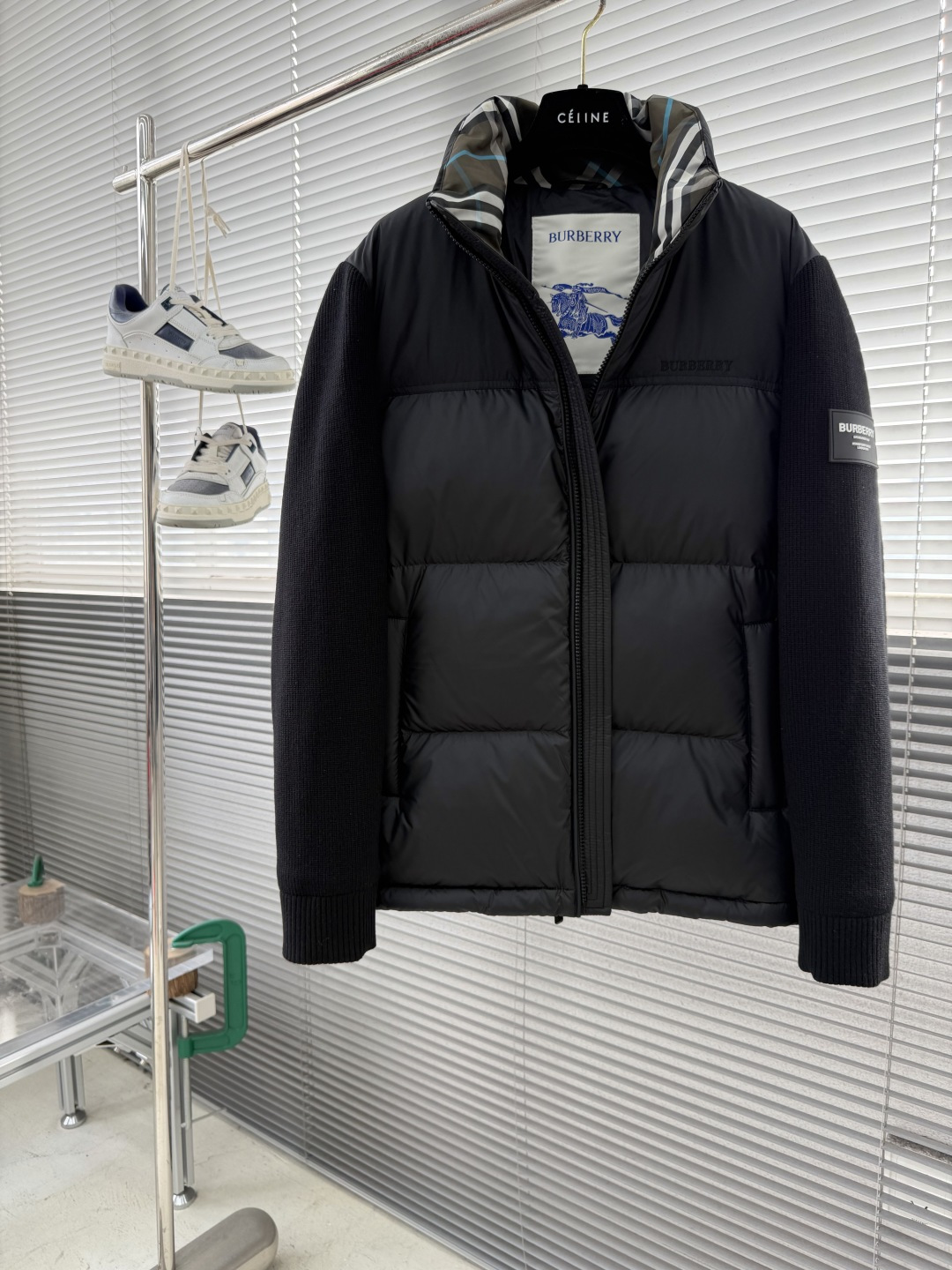 -BBR 撞色胶条字母Logo徽标针织羽绒服.内里拼接经典格纹内衬,上身效果真的绝.特级鹅绒填充.填充超