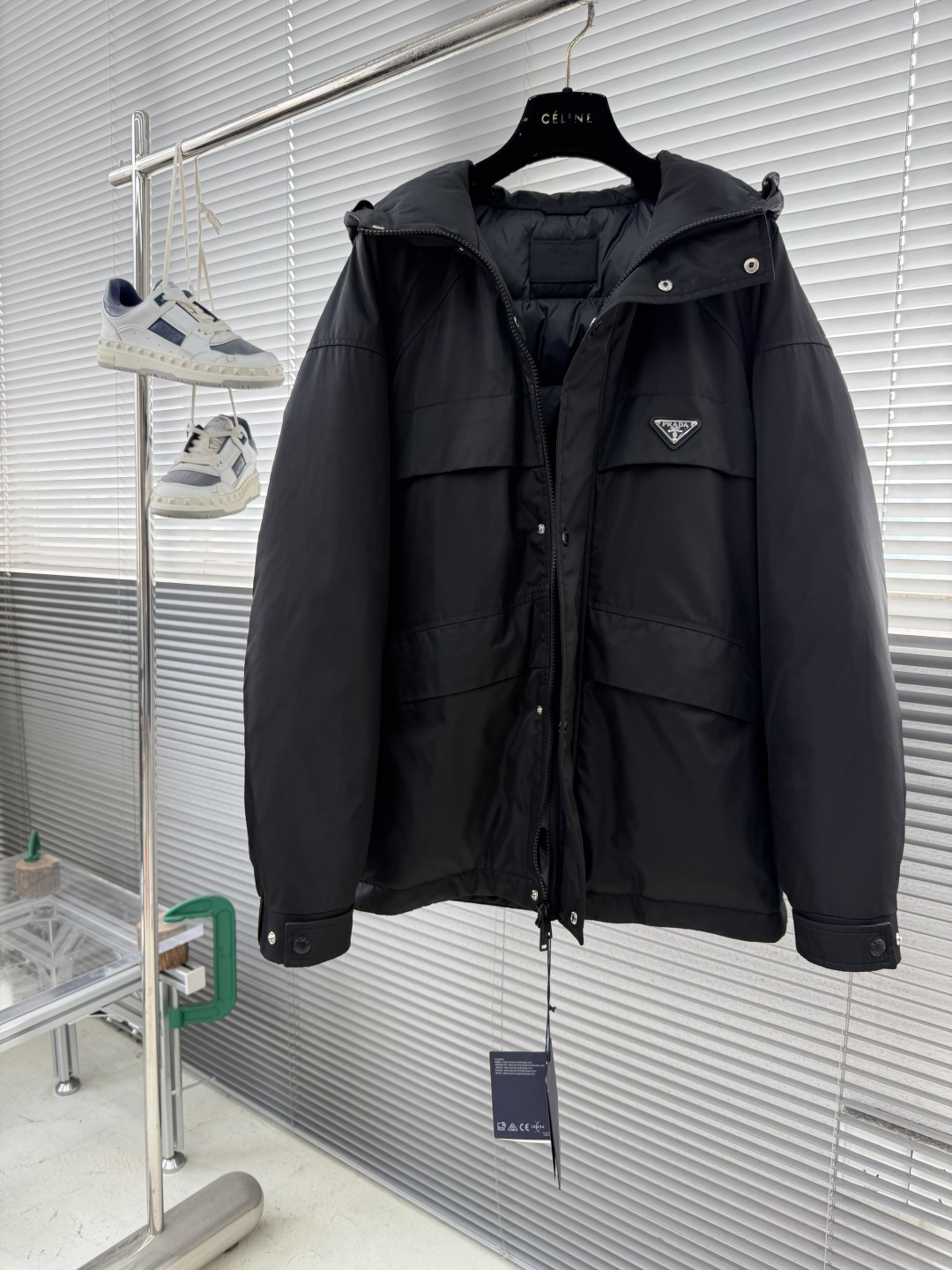 -PRAD 25秋冬时尚连帽夹克羽绒内冲90白鸭绒，轻薄有型，上身不臃肿，颇具意大利典型风格的时装，贸易