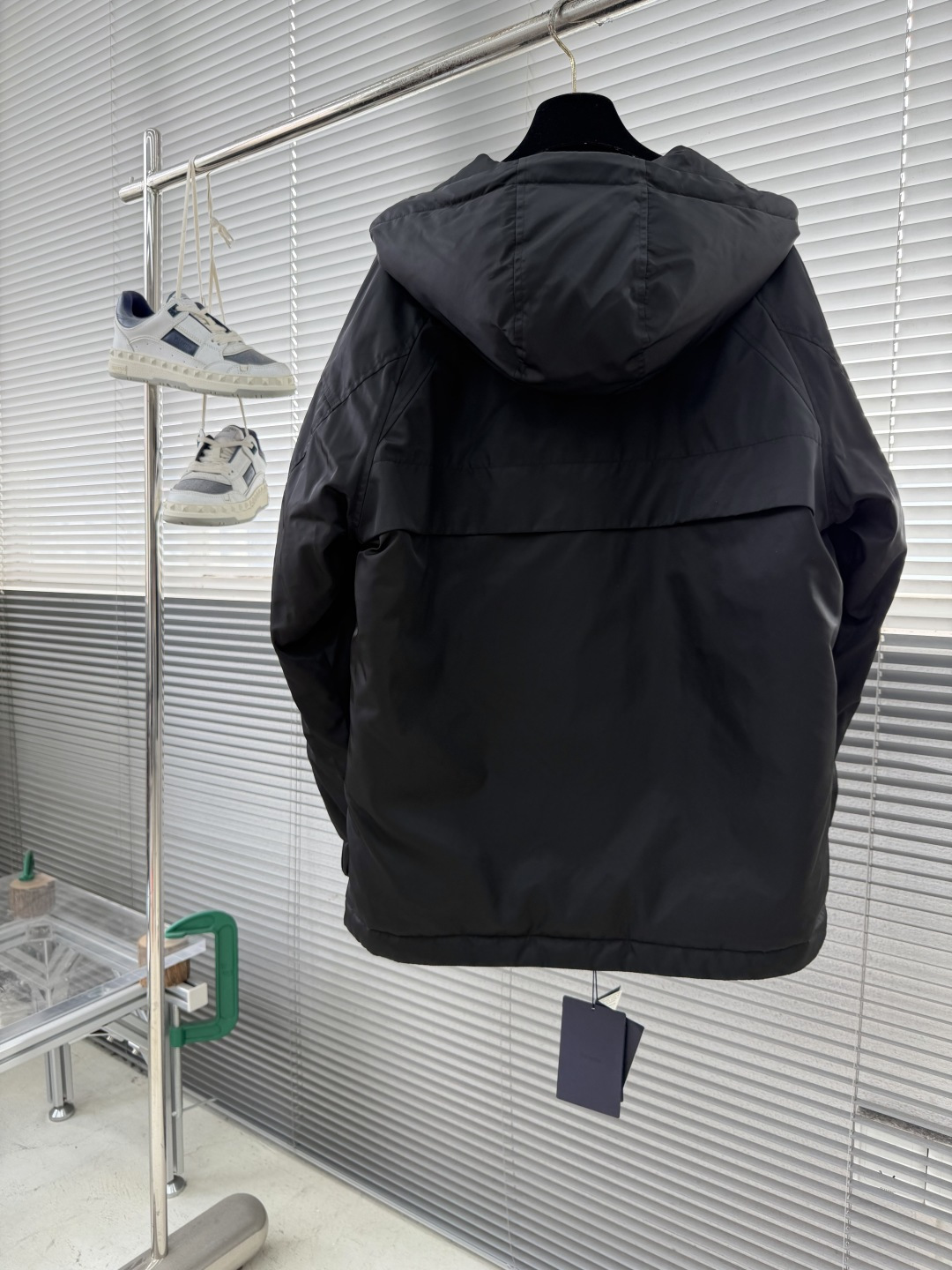 -PRAD 25秋冬时尚连帽夹克羽绒内冲90白鸭绒，轻薄有型，上身不臃肿，颇具意大利典型风格的时装，贸易