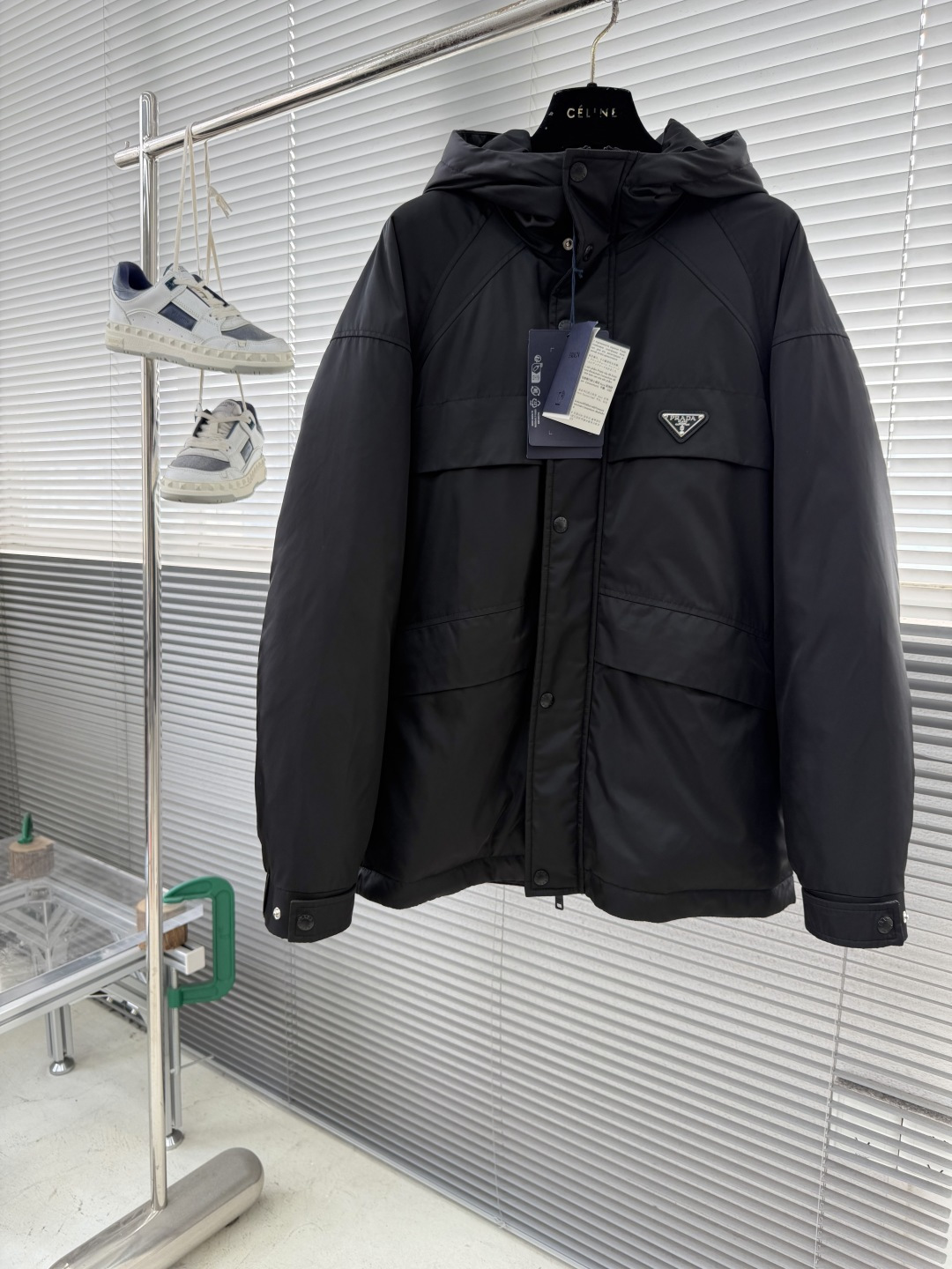 -PRAD 25秋冬时尚连帽夹克羽绒内冲90白鸭绒，轻薄有型，上身不臃肿，颇具意大利典型风格的时装，贸易