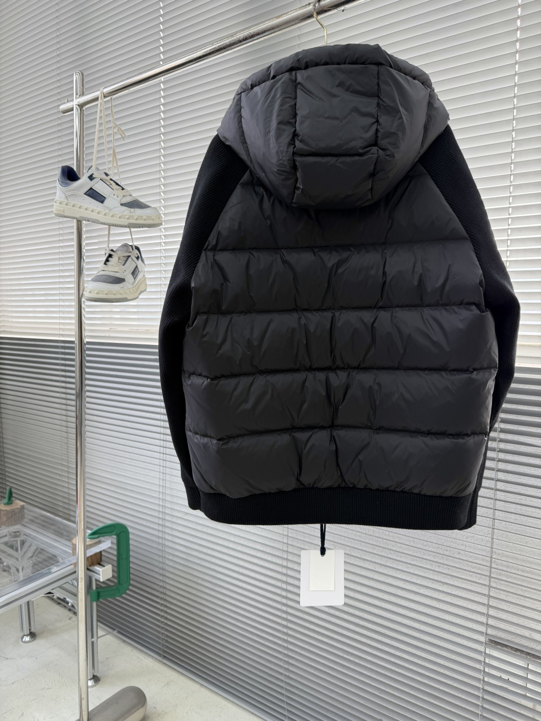 -mon 背后、手臂针织拼接连帽羽绒服，简约而颇具时尚的设计， 袖臂压花徽章Logo标，前后双料拼接，后