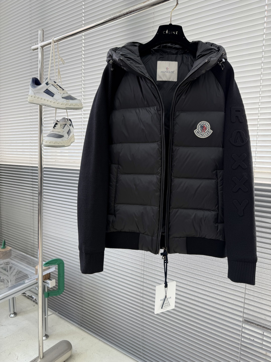 -mon 背后、手臂针织拼接连帽羽绒服，简约而颇具时尚的设计， 袖臂压花徽章Logo标，前后双料拼接，后