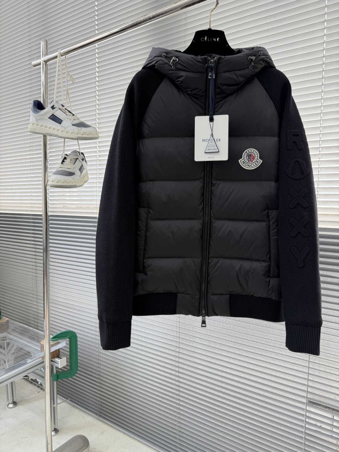 -mon 背后、手臂针织拼接连帽羽绒服，简约而颇具时尚的设计， 袖臂压花徽章Logo标，前后双料拼接，后