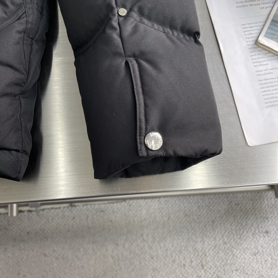 -mon 羽绒服2025最新款时尚设计师款羽绒外套.处处细节显工艺足够的高级 结构性剪裁的设计改变来展现