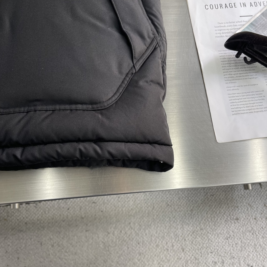 -mon 羽绒服2025最新款时尚设计师款羽绒外套.处处细节显工艺足够的高级 结构性剪裁的设计改变来展现