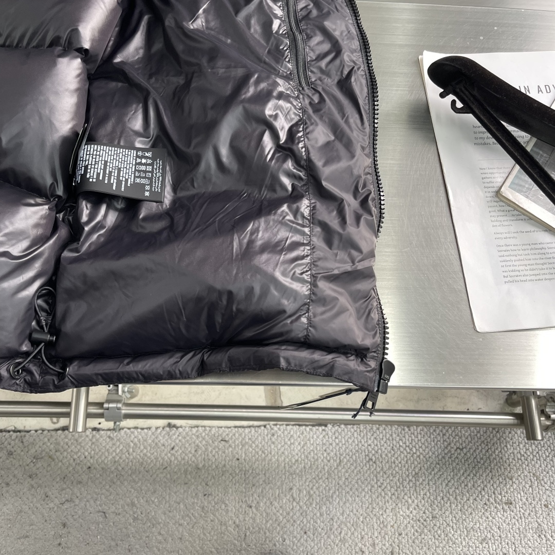 -PRAD 2025秋冬新款连帽羽绒服。黑色经典款，采用优质尼龙面料，轻薄保暖效果出众！简约大气的设计，