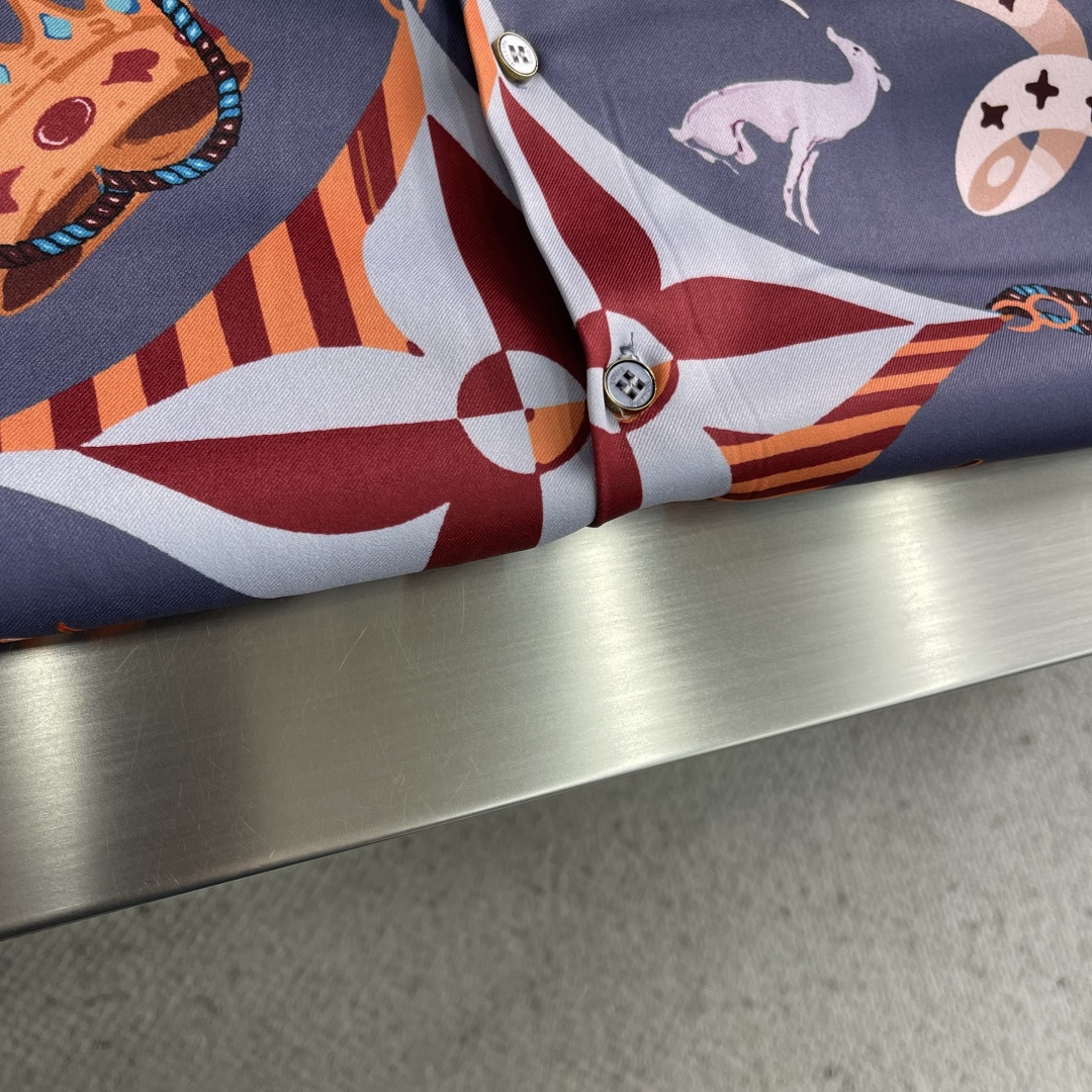 -驴牌 图案印花长袖衬衫采用进口桑蚕丝混纺面料，质地丝滑垂顺，拥有极佳的亲肤感与透气性，面料自带柔和光泽