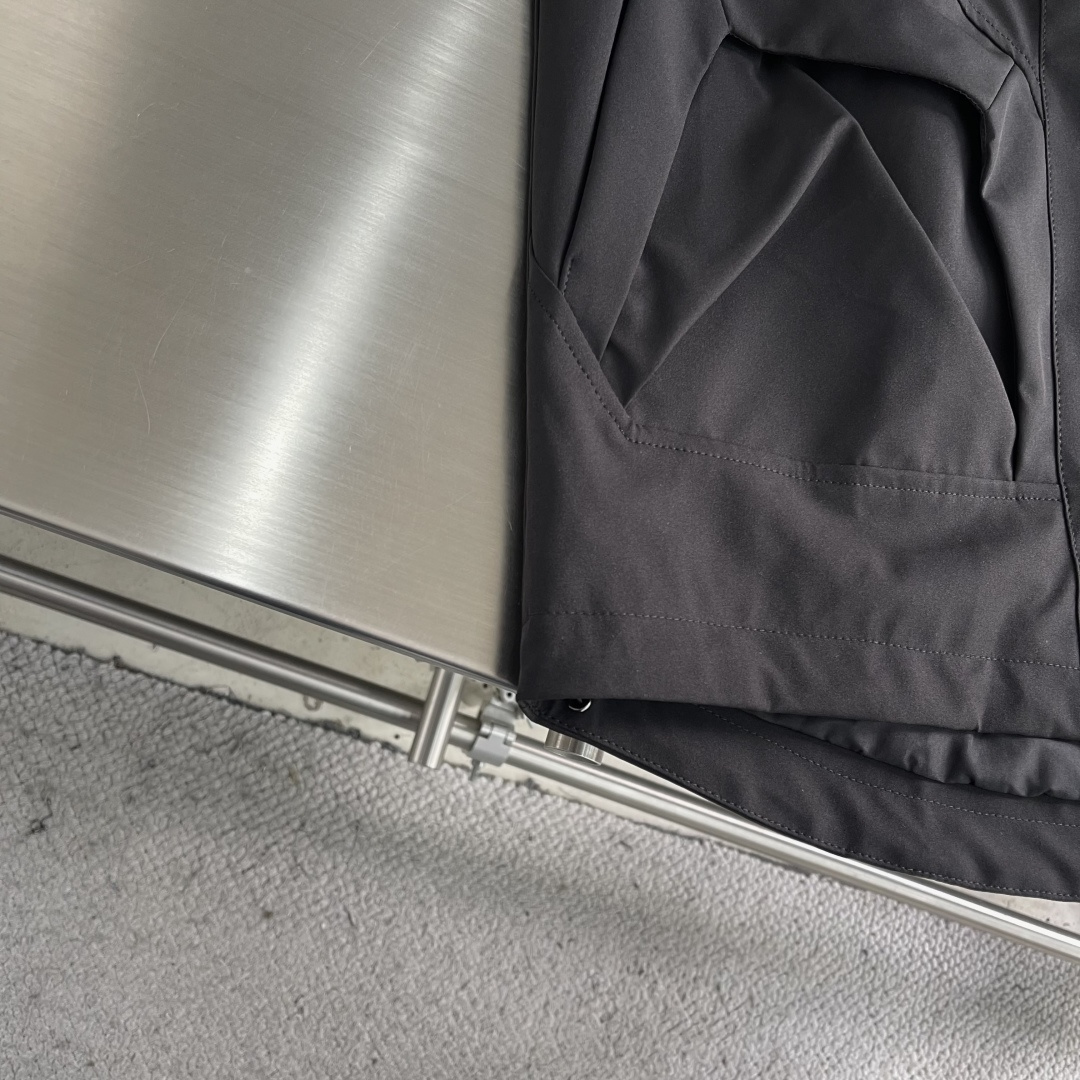 -Y-3 山本耀司 秋冬新款软壳冲锋衣外套。高端简洁时尚大方 定制原版进口面料 简洁利落又清爽 品质做工