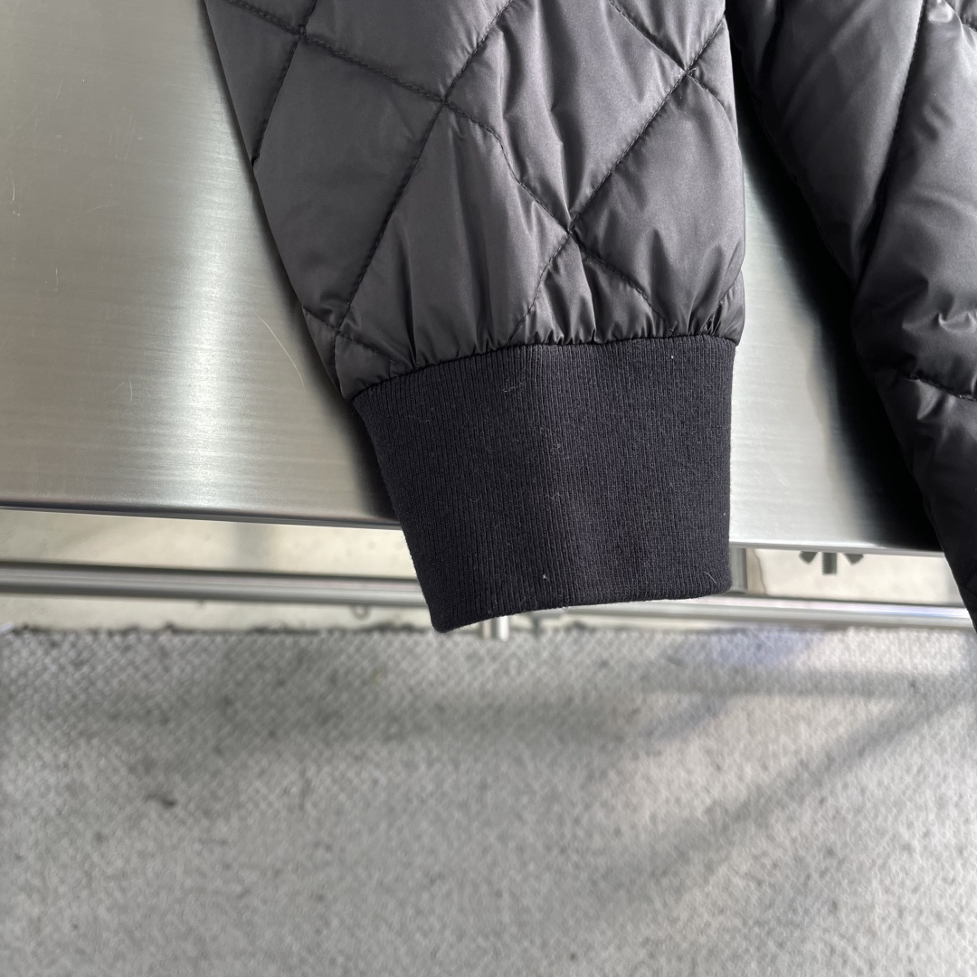 -BBR 秋冬新款羽绒服外套 连帽设计。内填充顶级国标纯正90白鹅绒 品质经得起任何形式检验，呈现一种焕