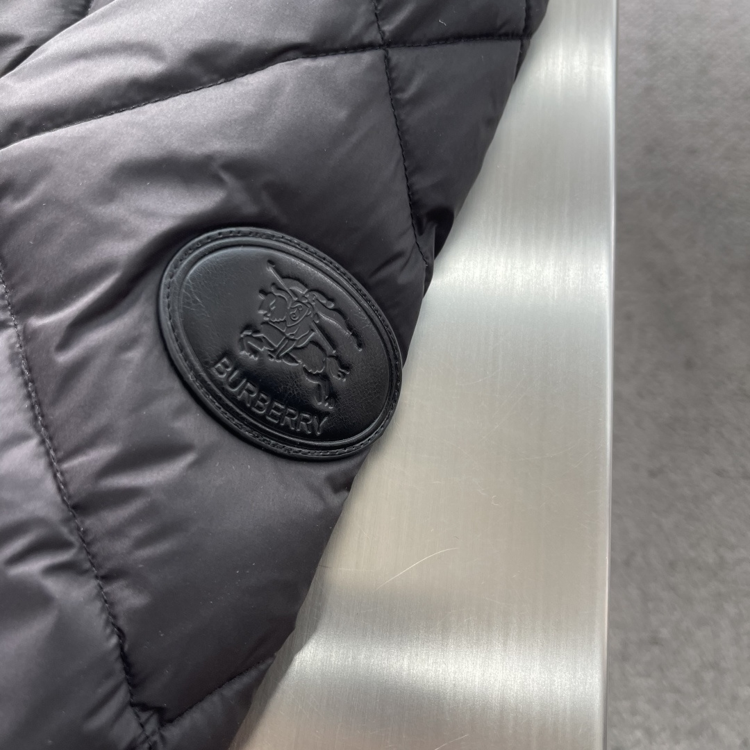 -BBR 秋冬新款羽绒服外套 连帽设计。内填充顶级国标纯正90白鹅绒 品质经得起任何形式检验，呈现一种焕