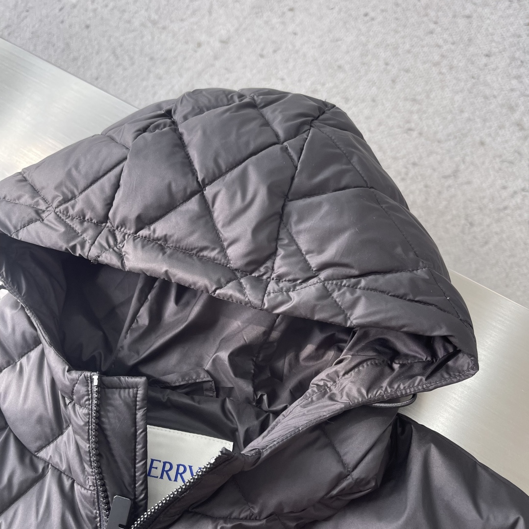 -BBR 秋冬新款羽绒服外套 连帽设计。内填充顶级国标纯正90白鹅绒 品质经得起任何形式检验，呈现一种焕