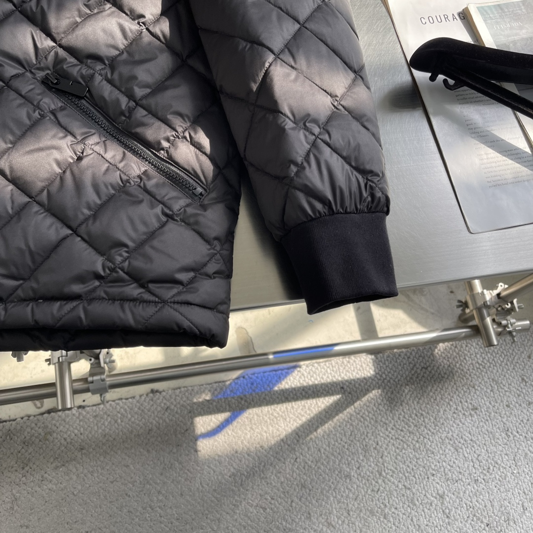 -BBR 秋冬新款羽绒服外套 连帽设计。内填充顶级国标纯正90白鹅绒 品质经得起任何形式检验，呈现一种焕