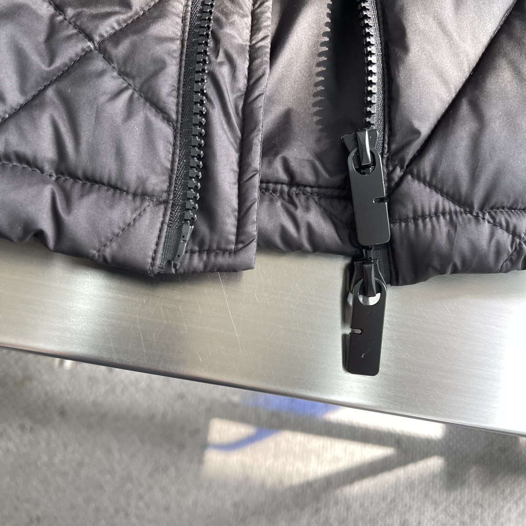 -BBR 秋冬新款羽绒服外套 连帽设计。内填充顶级国标纯正90白鹅绒 品质经得起任何形式检验，呈现一种焕