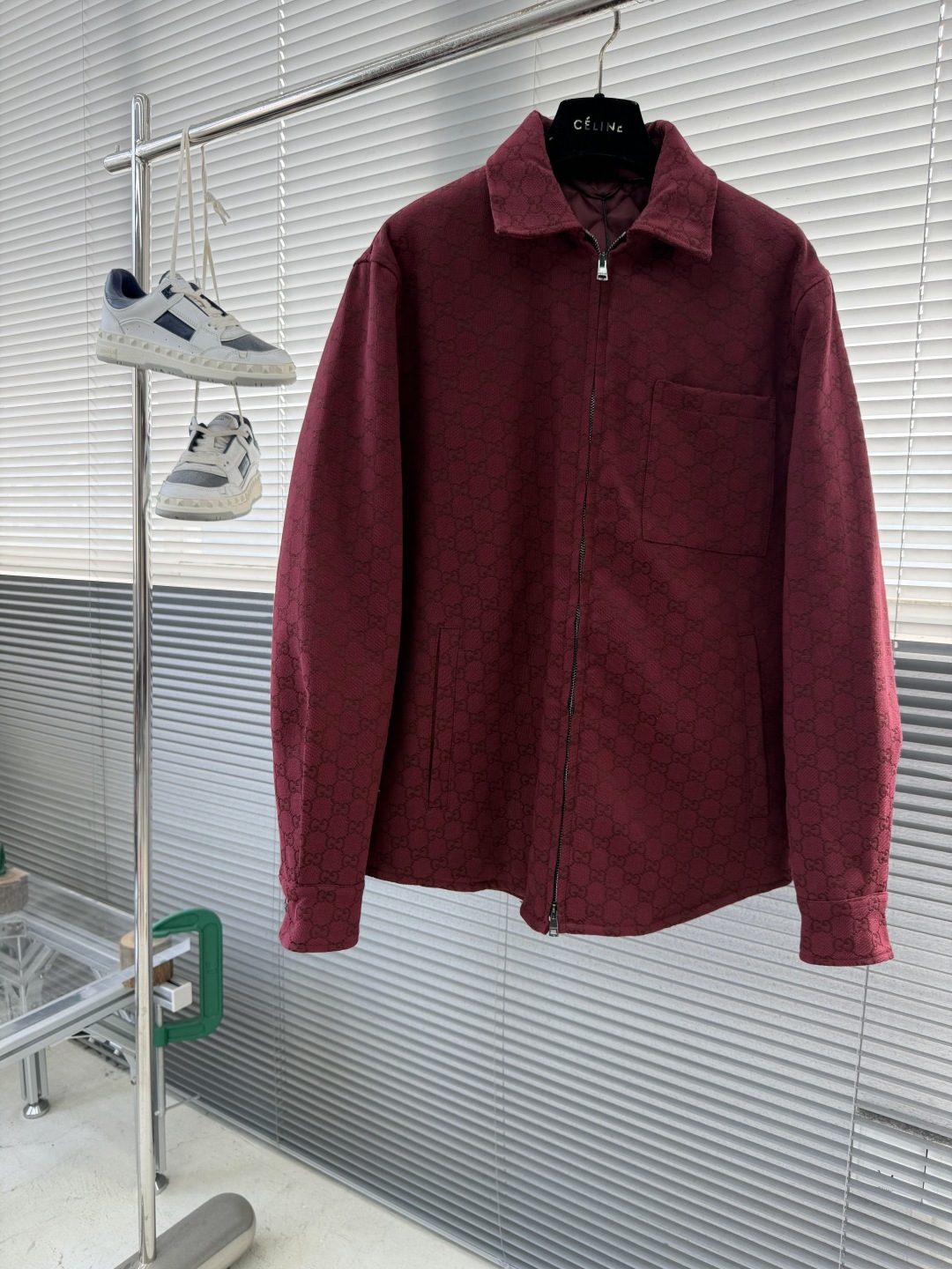 NO:661639,-GUCC25fw new GG canvas zipper jacket In this series, the characteristic GG pattern is presented through different textile technologies to create a rich visual effect. This zipper jacket is crafted from burgundy GG canvas, with quilted lining to create a comfortable silhouette, and a zipper front to create a charming piece. Size S.M.L.XL Length 73.5 75 76.5 78 Chest 118122 126 130 Shoulder width  48.5 50 51.5 53,Gucci-clothing,gucci,gucci,jackets & coats, 19860909-GUCC25fw新款GG帆布拉链夹克该系列中,特色GG图案通过不同的纺织技术呈现,打造丰富的视觉效果.这款拉链夹克采用酒红色GG帆布匠心打造,绗缝衬里打造舒适廓形,拉链前襟塑就魅力单品. 码数S.M.L.XL 衣长 73.5 75 76.5 78 胸围118122 126 130 肩宽 48.5 50 51.5 53,古驰-服装,gucci,gucci,jackets & coats, ,Women's clothing