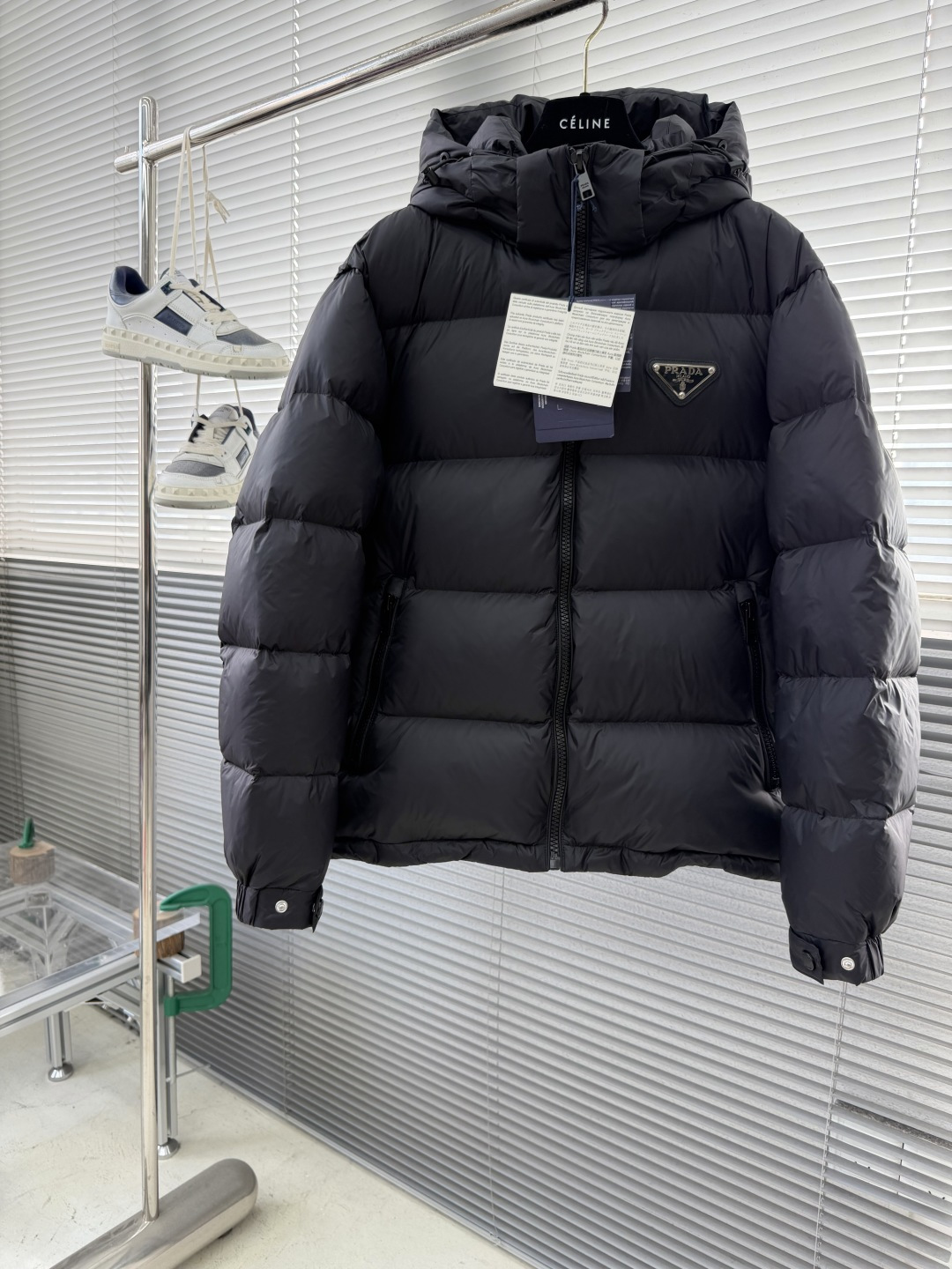 -PRAD 2025秋冬新款连帽羽绒服。黑色经典款，采用优质尼龙面料，轻薄保暖效果出众！简约大气的设计，