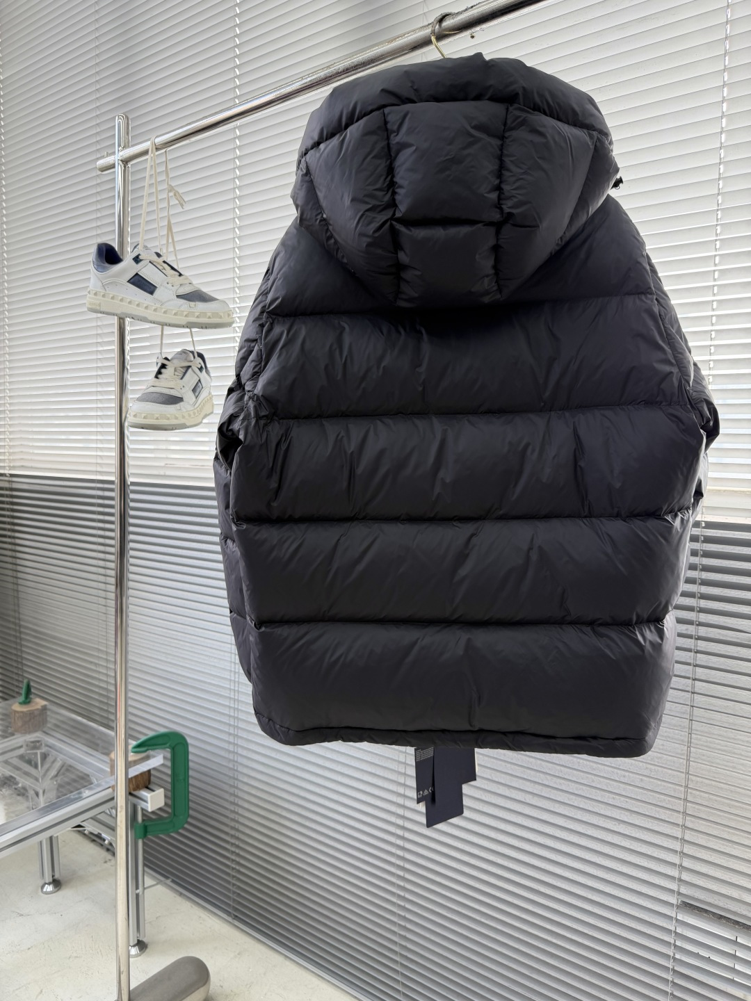 -PRAD 2025秋冬新款连帽羽绒服。黑色经典款，采用优质尼龙面料，轻薄保暖效果出众！简约大气的设计，