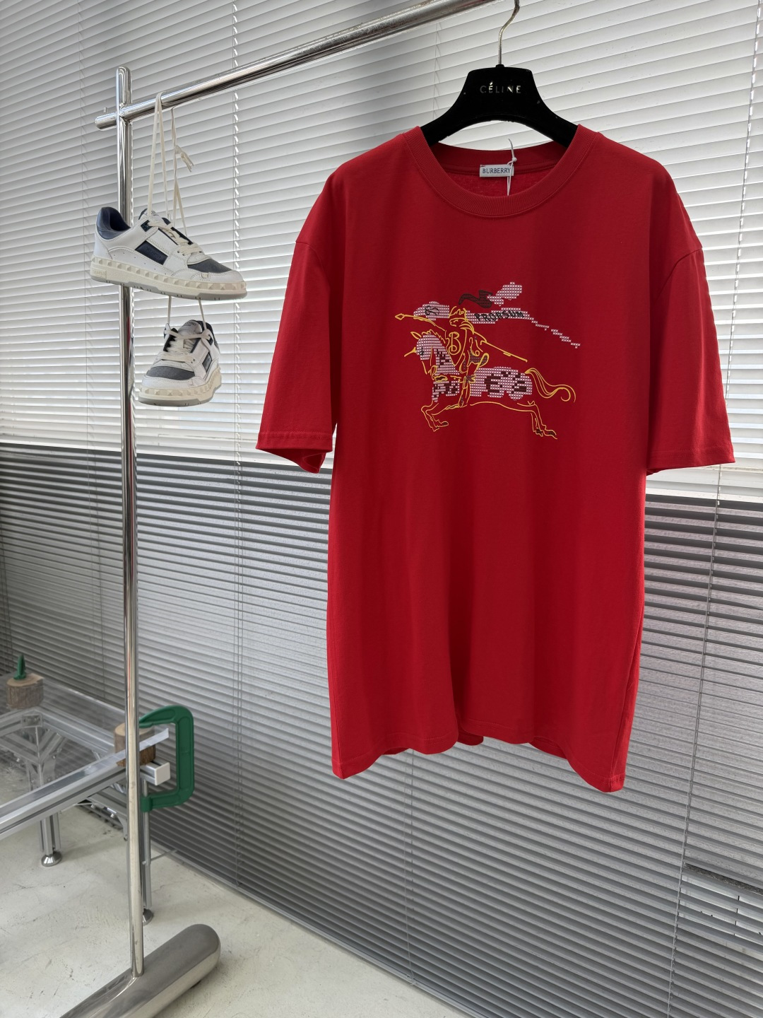 NO:743550,The highest version on the market, the girl inspects the goods, trims the three marks on the threads, and delivers the goods. You can send pictures and videos. If you want quality and service, please add me on WeChat. We will not accept urgent orders. - BBR New Knight Logo Round Neck T-shirt. Regular fit, 300g washed cotton, 36 count double yarns, stable, tight and thick feel. Four-thread dense edge, double-thread collar hem, double-needle chain bottom hemming and stitching, front EKD printing, fine workmanship, and complete three marks.  Same size for men and women. Size S M L19860909市面最高版本小妹验货、修剪线头上三标、发货可发图及拍视频,要品质要服务的加我微信,不接急单. -BBR 新款骑士Logo圆领T恤.常规版型,300g洗水棉,36支双纱平稳,紧密挺厚手感.四线密边,双线领冚边,双针锁链底包边包线,前幅EKD印花,做工精细,三标齐全. 男女同款 码数S M L XL 肩宽56.5 58 60.4 62 衣长70727476 胸围 106110114118,博柏利-服装,tees，t-shirt,,Women's clothing