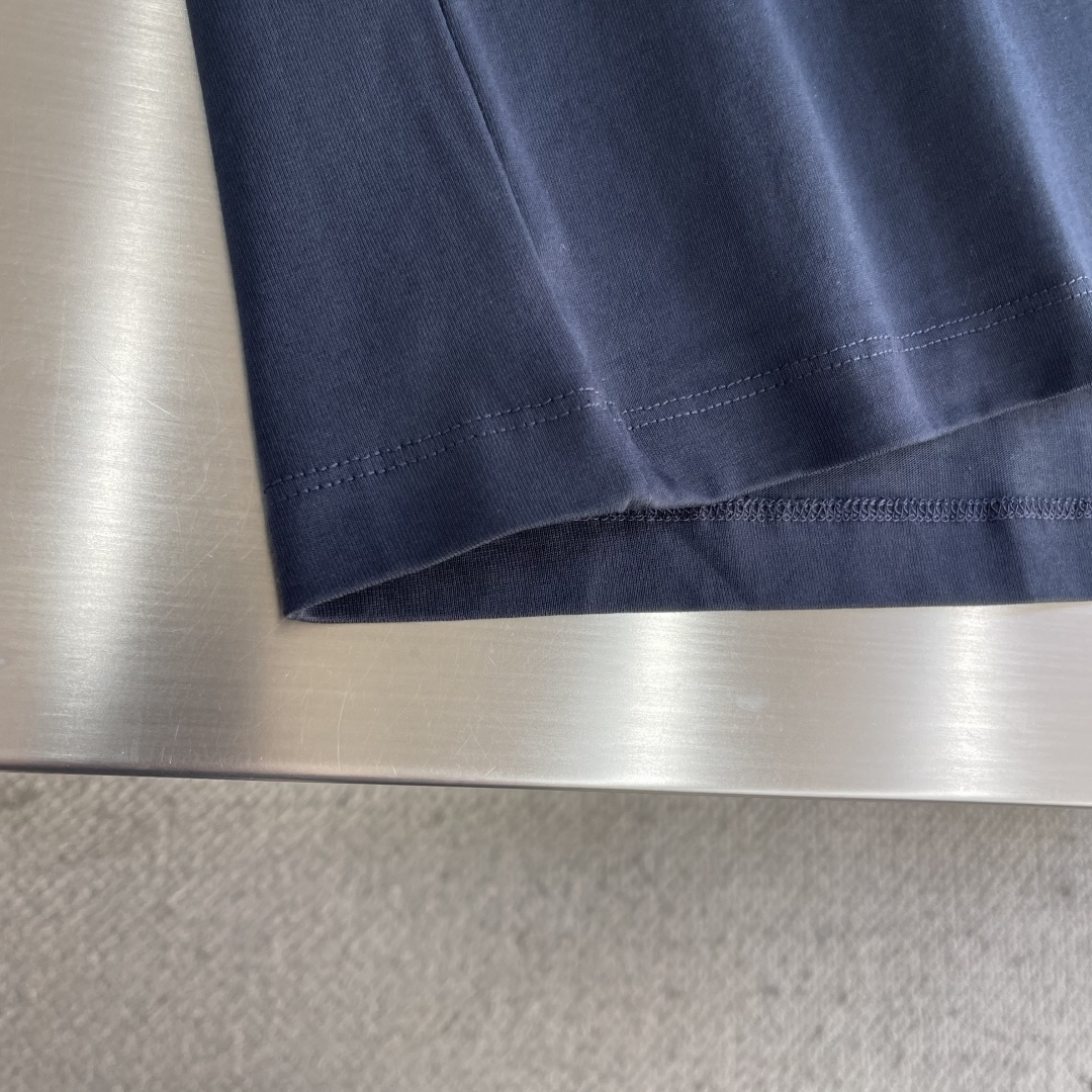 -LOEW 轻盈棉质T恤。这款T恤胸前饰有猫眼和Anagram刺绣。T恤灵感源自 Louis Wain的