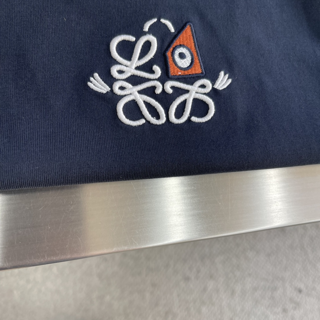 -LOEW 轻盈棉质T恤。这款T恤胸前饰有猫眼和Anagram刺绣。T恤灵感源自 Louis Wain的