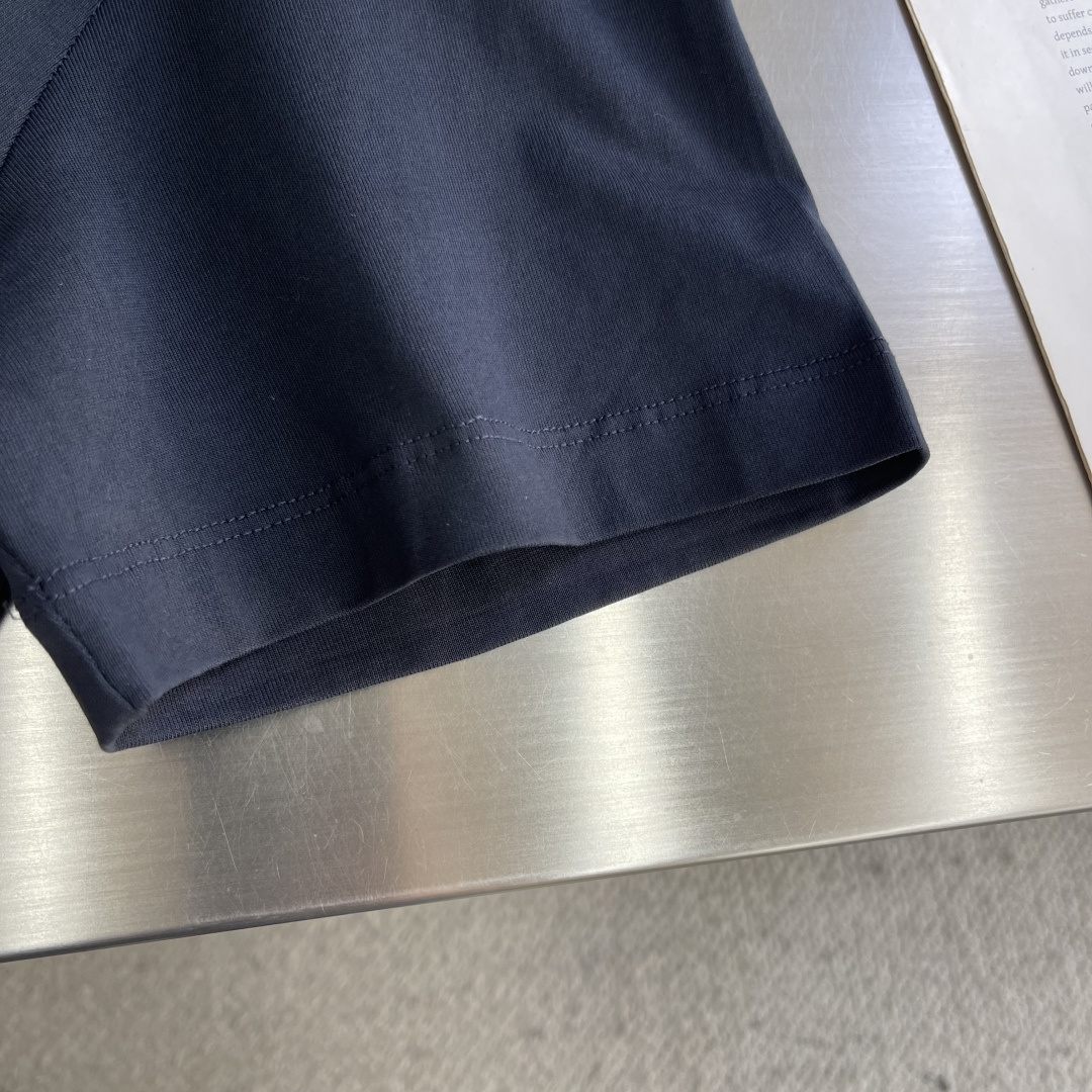 -LOEW 轻盈棉质T恤。这款T恤胸前饰有猫眼和Anagram刺绣。T恤灵感源自 Louis Wain的