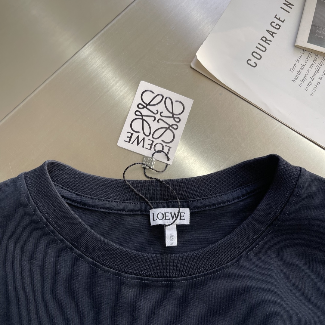 -LOEW 轻盈棉质T恤。这款T恤胸前饰有猫眼和Anagram刺绣。T恤灵感源自 Louis Wain的