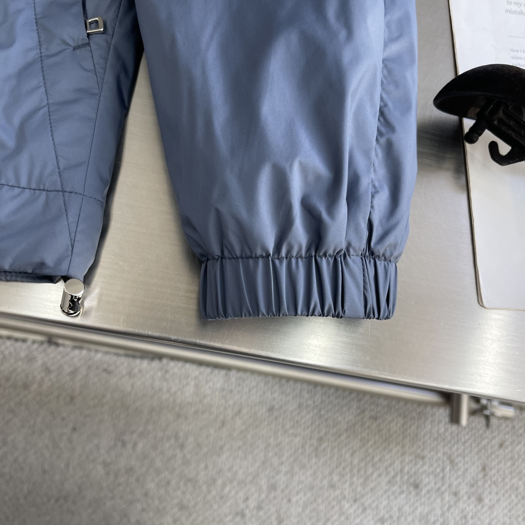 -mon 立领休闲夹克外套。穿上简约干练的休闲外套，瞬间重回时髦霸气，又是活力满满的状态。史前最流行的拉