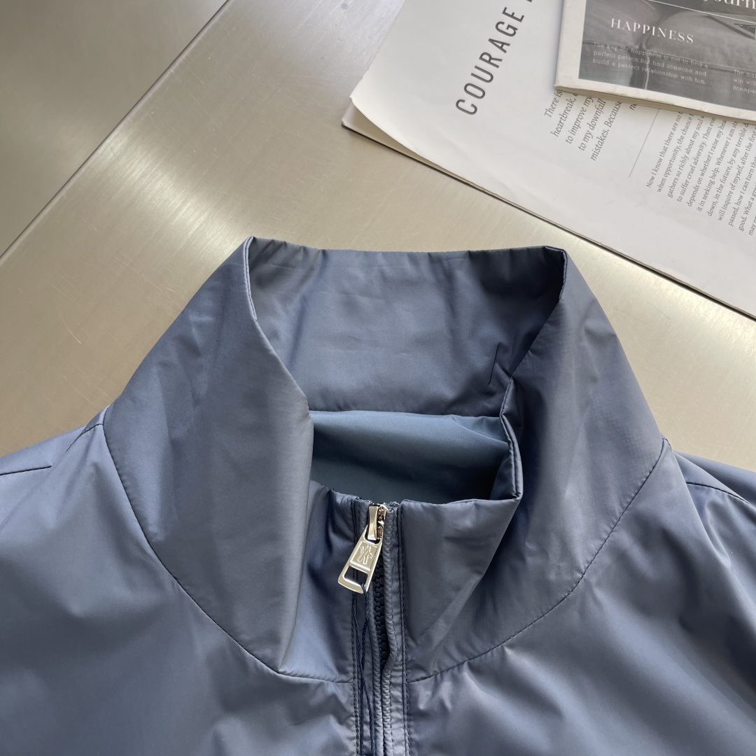 -mon 立领休闲夹克外套。穿上简约干练的休闲外套，瞬间重回时髦霸气，又是活力满满的状态。史前最流行的拉