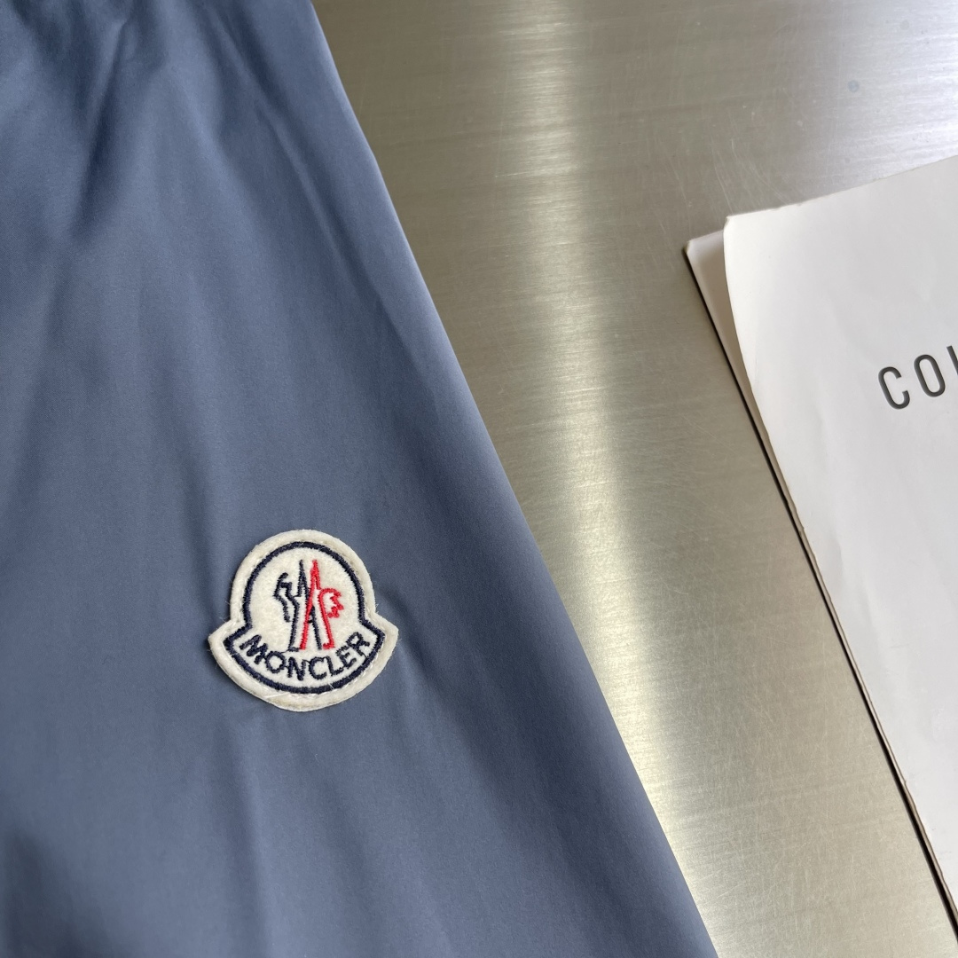 -mon 立领休闲夹克外套。穿上简约干练的休闲外套，瞬间重回时髦霸气，又是活力满满的状态。史前最流行的拉