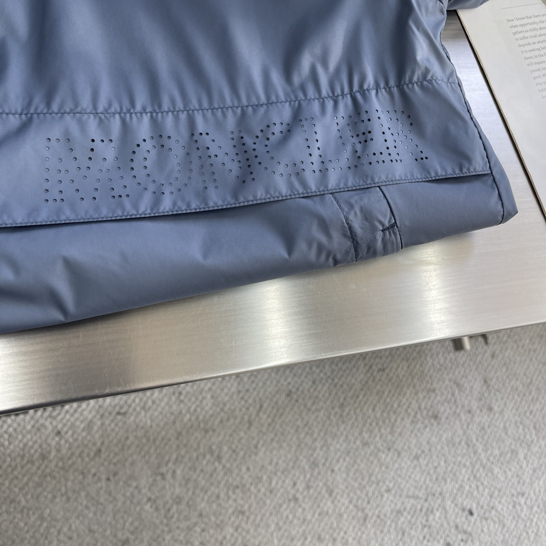 -mon 立领休闲夹克外套。穿上简约干练的休闲外套，瞬间重回时髦霸气，又是活力满满的状态。史前最流行的拉