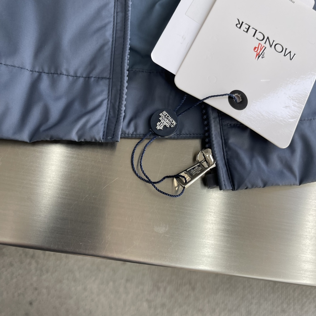 -mon 立领休闲夹克外套。穿上简约干练的休闲外套，瞬间重回时髦霸气，又是活力满满的状态。史前最流行的拉