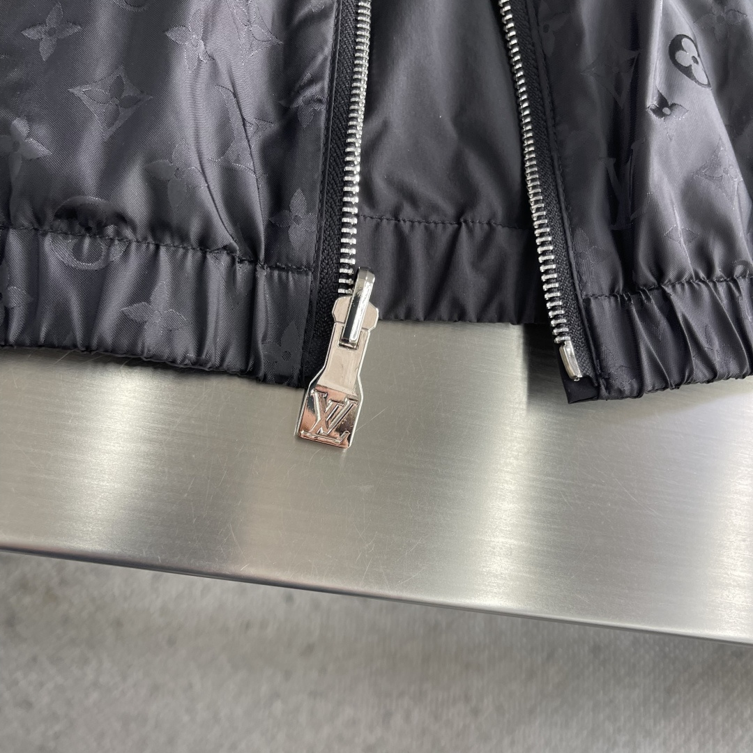 -驴牌 新款男士休闲定制双面夹克外套。穿上简约干练的休闲外套，瞬间重回时髦霸气，又是活力满满的状态。史前