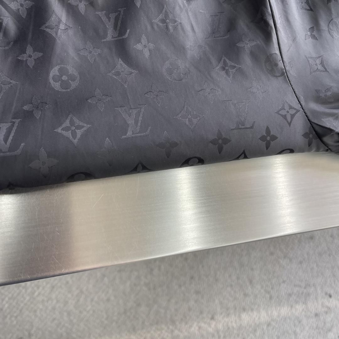 -驴牌 新款男士休闲定制双面夹克外套。穿上简约干练的休闲外套，瞬间重回时髦霸气，又是活力满满的状态。史前