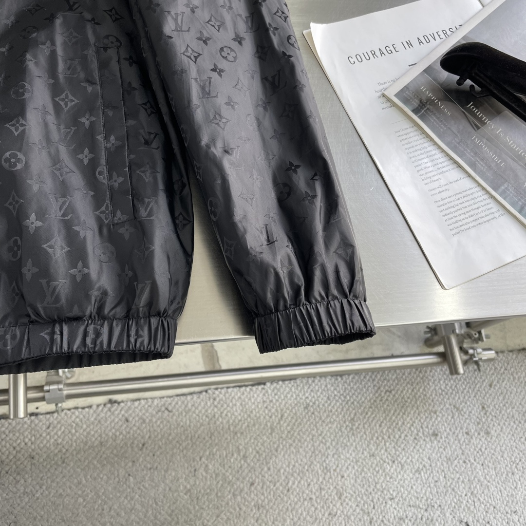 -驴牌 新款男士休闲定制双面夹克外套。穿上简约干练的休闲外套，瞬间重回时髦霸气，又是活力满满的状态。史前