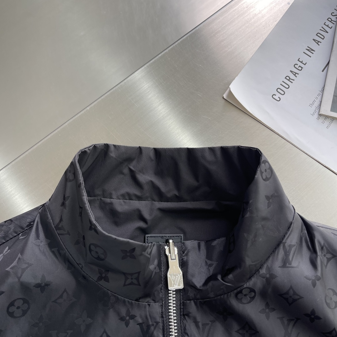 -驴牌 新款男士休闲定制双面夹克外套。穿上简约干练的休闲外套，瞬间重回时髦霸气，又是活力满满的状态。史前